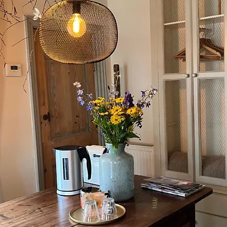 De Hiernaast Bed & Breakfast 2*